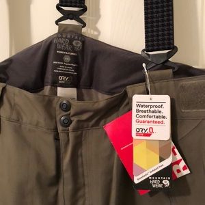 Mountain Hardware womens Lg Snowtastic soft shell pant. Khaki Green SNOW PANTS